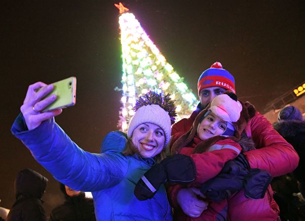 Гулянья в новогоднем городке на площади имени Ленина в Новосибирске.© РИА Новости / Евгений Епанчинцев