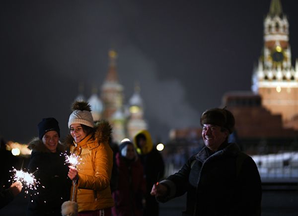 Красная площадь в Москве в новогоднюю ночь была открыта для всех желающих.© РИА Новости / Евгений Биятов