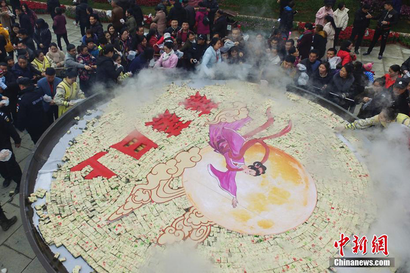 На юге Китая туристам бесплатно раздали 88 тыс. паровых кексов