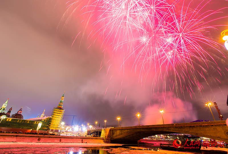 В небе над Москвой зажглись разноцветные фейерверки