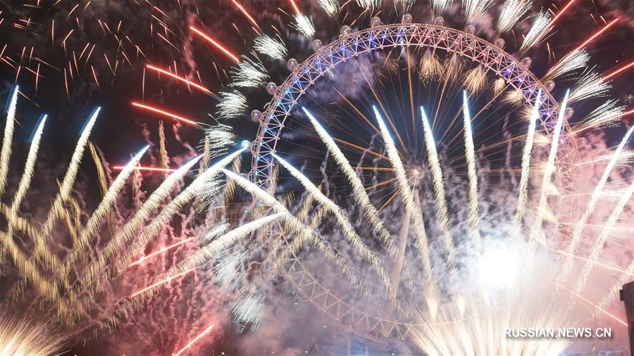 Лондон встретил Новый год фейерверками