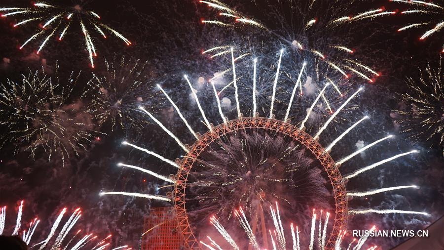 Лондон встретил Новый год фейерверками