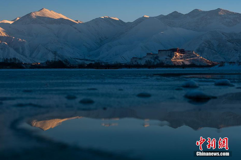 На фото — прекрасные пейзажи Тибета в зимний период. Об э том сообщилось на сайте «Хуаньцюван» 2 января.