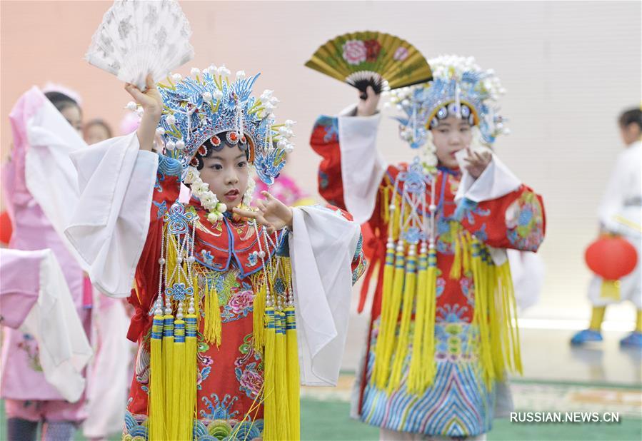 В Хух-Хото прошел детский концерт пекинской оперы в честь приближающегося праздника Весны