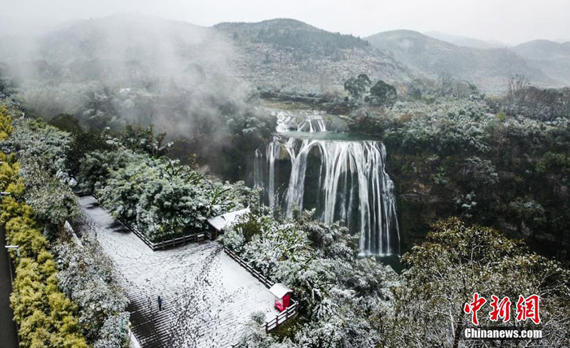 Водопад Хуангошу в провинции Гуйчжоу после снегопада
