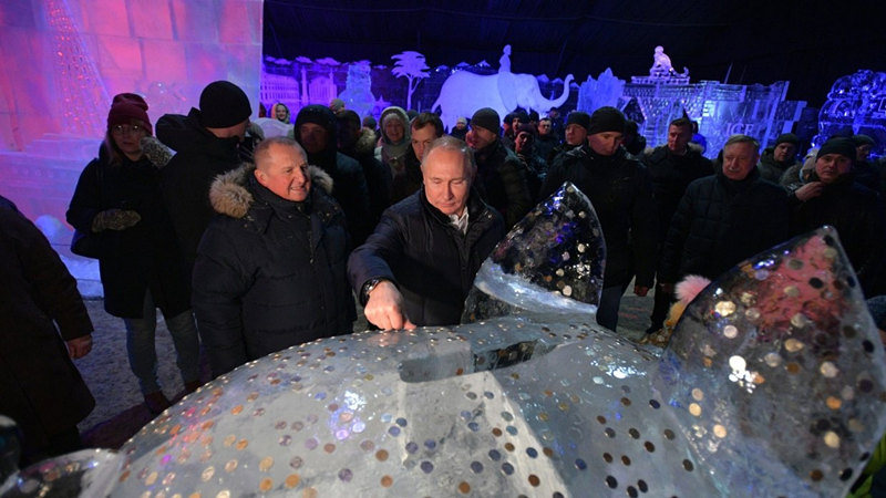 Путин вморозил монетку на счастье в ледяную свинью-копилку в Петербурге