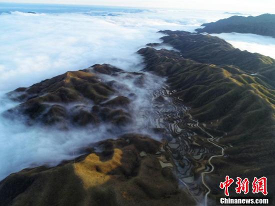 Хребет на Юге Китая окутан морем облаков