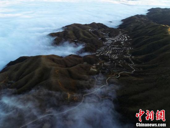 Хребет на Юге Китая окутан морем облаков