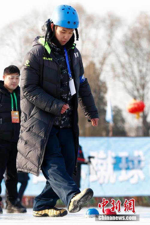 На ледовом катке Шичахая Пекина прошло соревнование по ножному мячу на льду