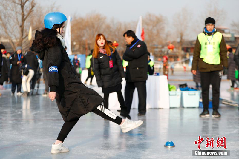 На ледовом катке Шичахая Пекина прошло соревнование по ножному мячу на льду