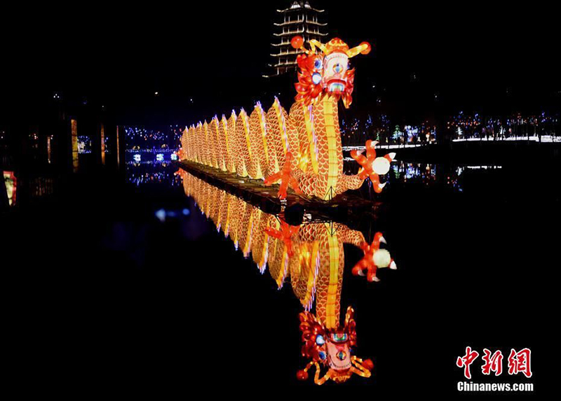 В Чунцине открылся Фестиваль фонарей в виде драконов