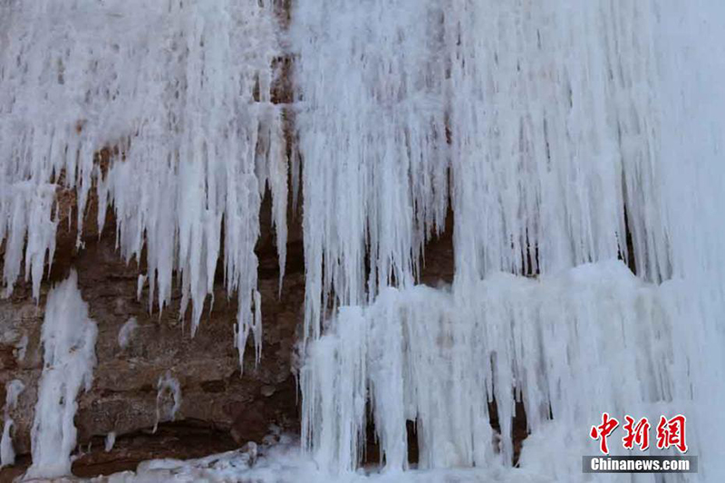 У берега реки Хуанхэ появились ледопады высотой 15 м