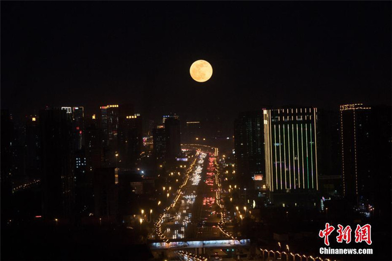 В небе над Китаем появилась супер-Луна