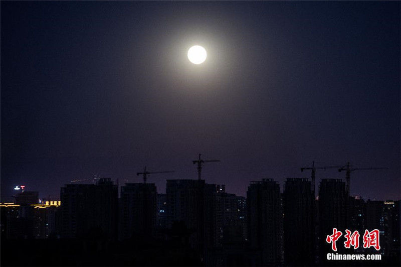 В небе над Китаем появилась супер-Луна