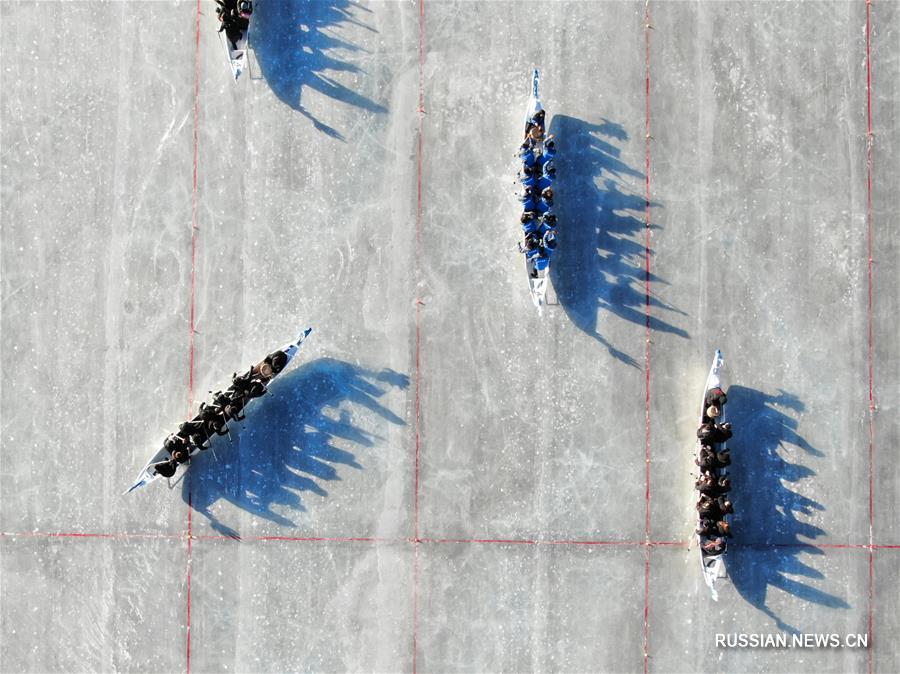Во Внутренней Монголии прошли гонки на драконьих лодках по льду 