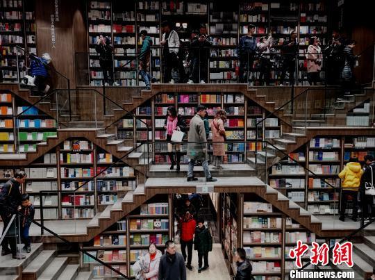 В торговом центре города Чунцин появилась гигантская книжная полка