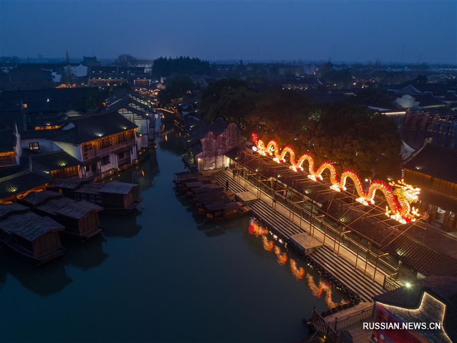 Шоу фонарей на воде в древнем городке на востоке Китая