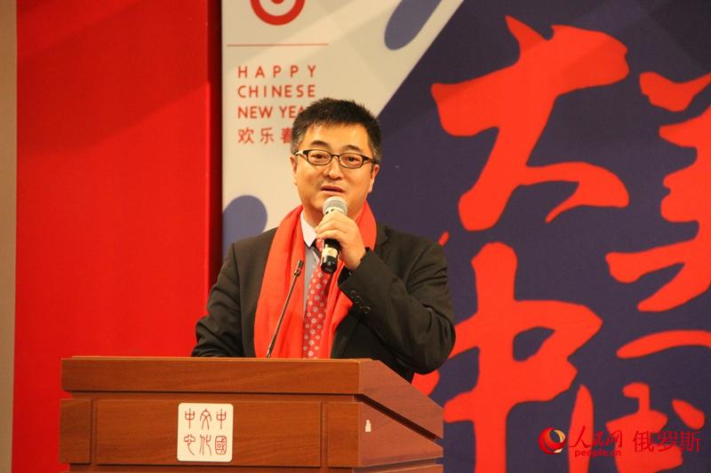 Заместитель директора Китайского культурного центра в Москве Ся Гуанъюань выступает с речью.