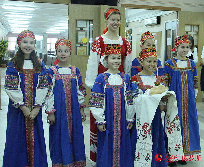 Ученики, одетые в традиционные костюмы, по русской традиции приветствовали делегацию хлебом-солью