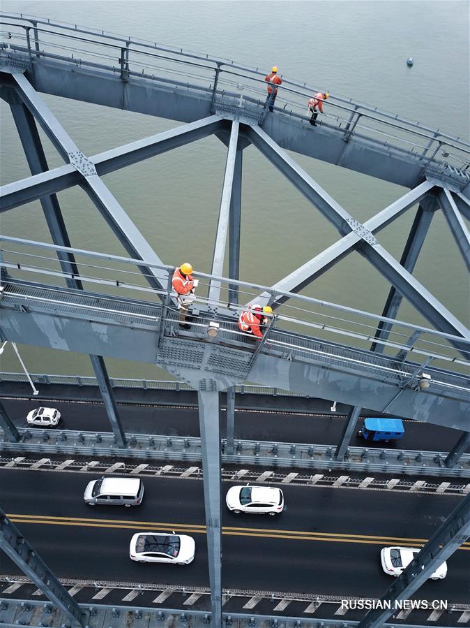 Безопасность превыше всего -- Инспекция моста через Янцзы в Цзюцзяне в дни "Чуньюнь-2019"