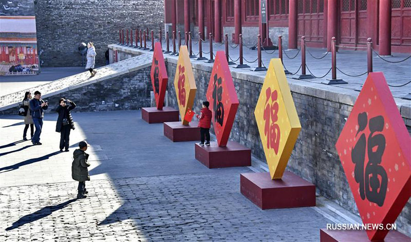 Бывший императорский дворец в Пекине встречает туристов в дни праздника Весны