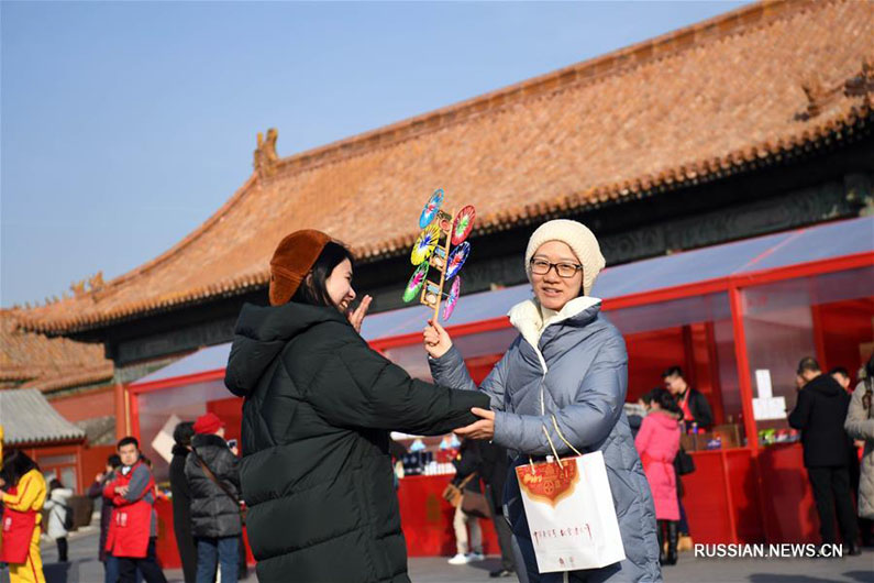 Бывший императорский дворец в Пекине встречает туристов в дни праздника Весны