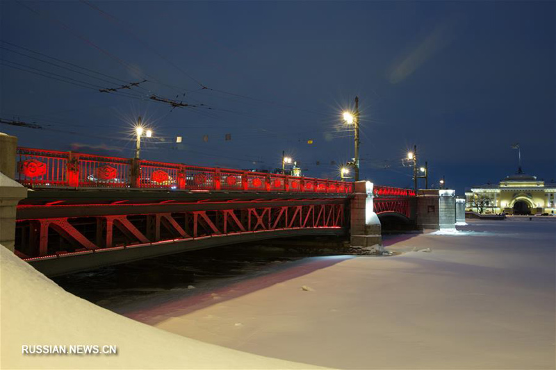 Красная подсветка на Дворцовом мосту в Санкт-Петебурге по случаю праздника Весны
