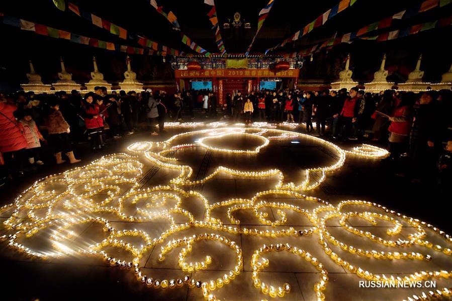 Жители и гости Сианя молятся о счастье и удаче в наступившем Новом году по лунному календарю