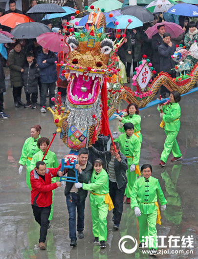 Жители Ханчжоу создали "дракона" из лавок в честь Праздника фонарей
