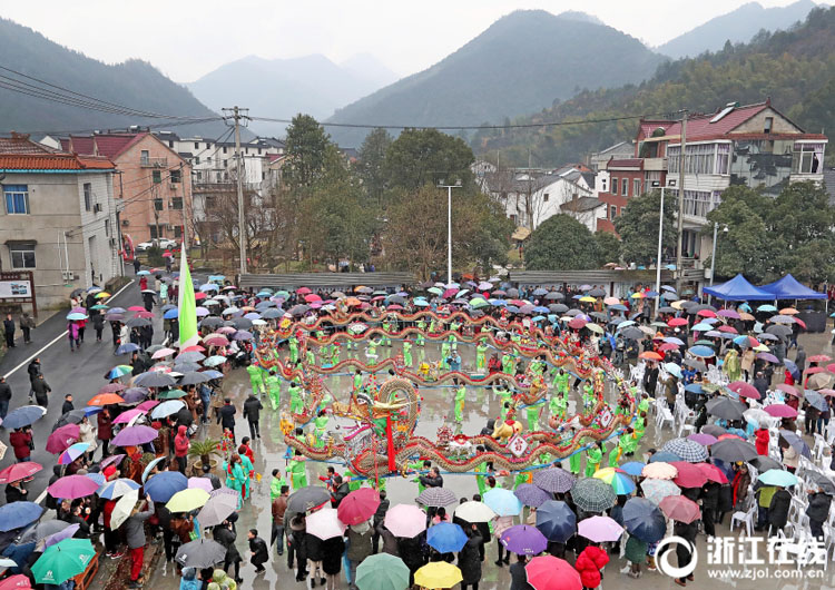 Жители Ханчжоу создали "дракона" из лавок в честь Праздника фонарей