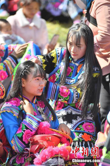 В Юньнане состоялся показ национальных костюмов народности и