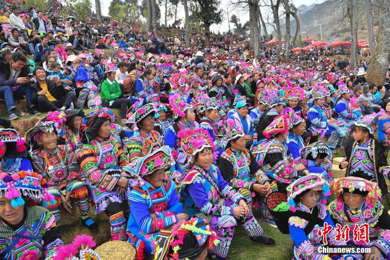 В Юньнане состоялся показ национальных костюмов народности и