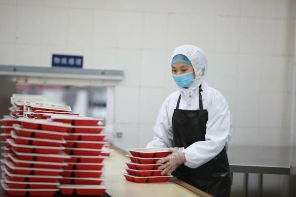 Центр по производству питания для пассажиров на Юго-Западе Китая 