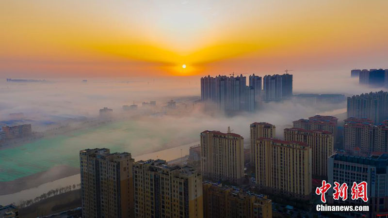 Город Яньчэн в Юго-Восточном Китае покрыт адвективным туманом