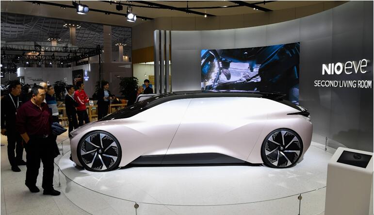 10 января 2019 г. посетители рассматривают концепт-кар EVE на Международной выставке автомобилей на новых источниках энергии в Хайкоу. Источник: агентство «Синьхуа» 