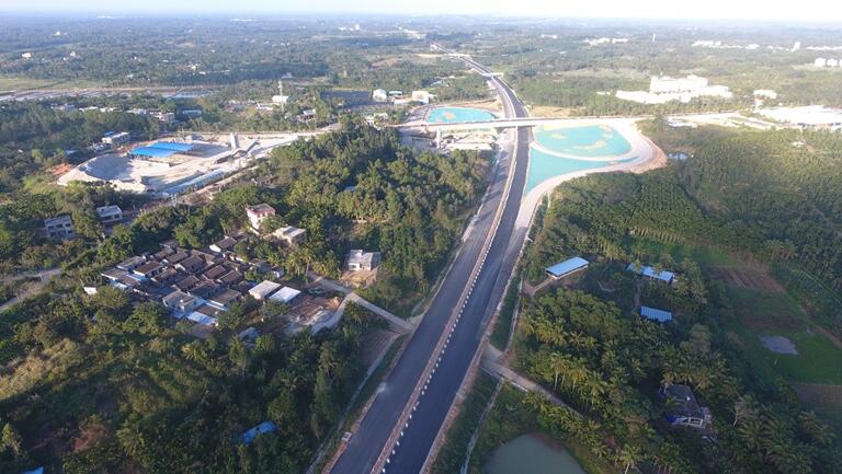 30 января 2019 г. снимок  с высоты птичьего полета строящейся скоростной дороги Вэньчан-Цюнхай  провинции Хайнань.