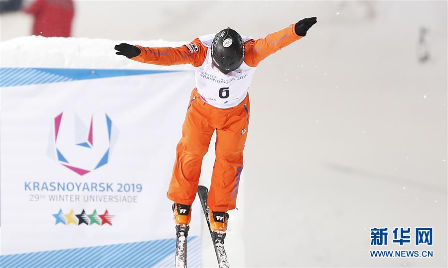 Фристайлист Ли Чжунлинь принес Китаю первую медаль на зимней Универсиаде в Красноярске