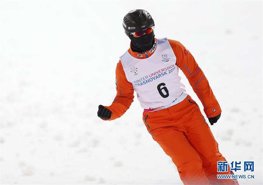 Фристайлист Ли Чжунлинь принес Китаю первую медаль на зимней Универсиаде в Красноярске