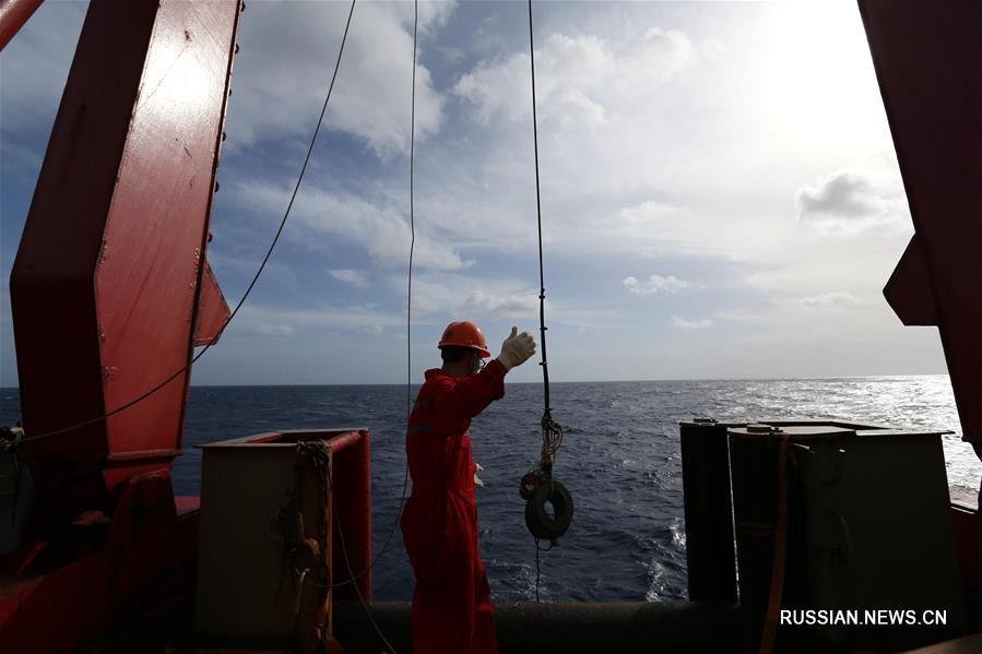 Китайское научно-исследовательское судно "Сюэлун" пересекло экватор