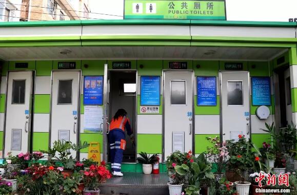 Общественный туалет со свежими цветами стал популярным среди жителей города Куньмин