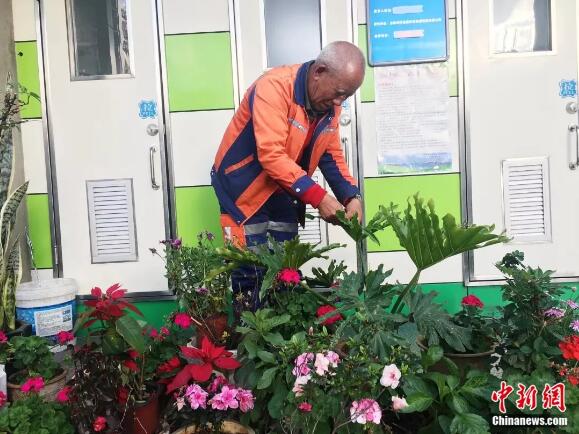 Общественный туалет со свежими цветами стал популярным среди жителей города Куньмин
