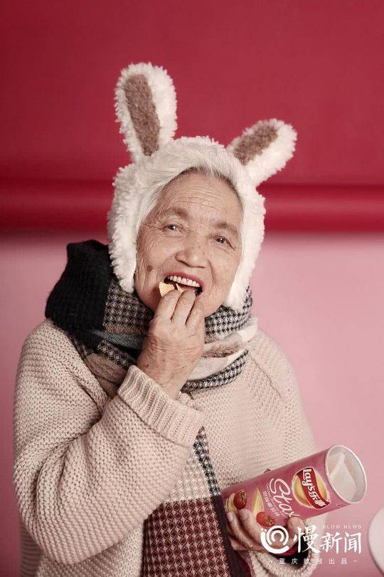 Китаянка провела для бабушки фотосессию в девичьем стиле