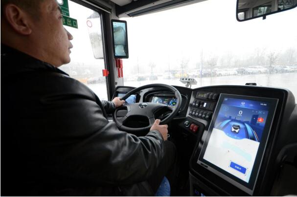 26 февраля 2019 года, автобус в форме панды остановился на площади в новом районе Лицзян провинции Цзянси в Наньчане. Внимание людей привлекла не только его форма, но и технологические элементы. Автобус оснащен более 10 самыми передовыми в мире технологиями и имеет функцию автоматического вождения. Пассажиры могут оплатить проезд, поместив свои ладони на устройство идентификации. Кроме того, в машине имеется автомат, где пассажиры могут автоматически приобрети напитки, еду и другие товары самостоятельно без присутствия продавца. 