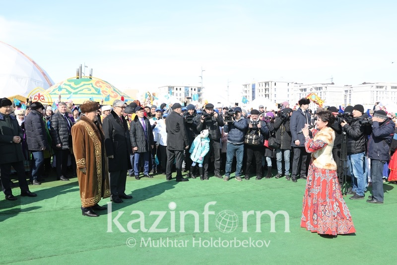 Назарбаев и Токаев поздравили казахстанцев с Наурызом