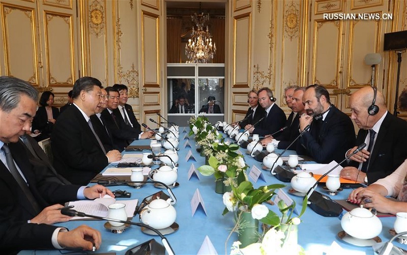 Си Цзиньпин провел встречу с премьер-министром Франции Э. Филиппом