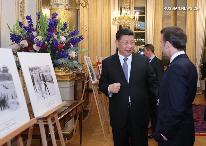 Си Цзиньпин и Э.Макрон посетили фотовыставку в Елисейском дворце