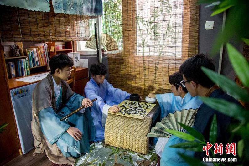 Китайские студенты украсили комнату общежития в древнекитайском стиле