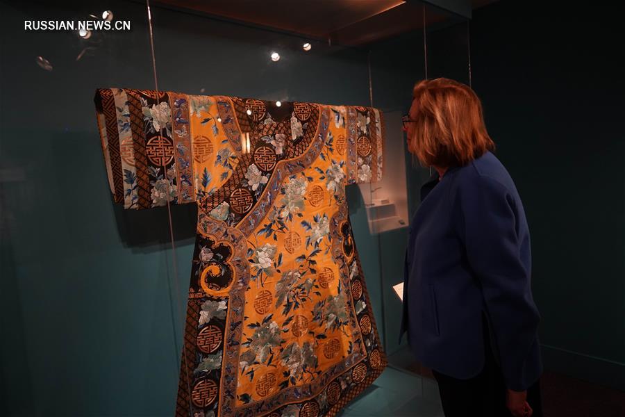 Выставка "Фениксы в Запретном городе: искусство и быт императриц династии Цин" открывается в Вашингтоне