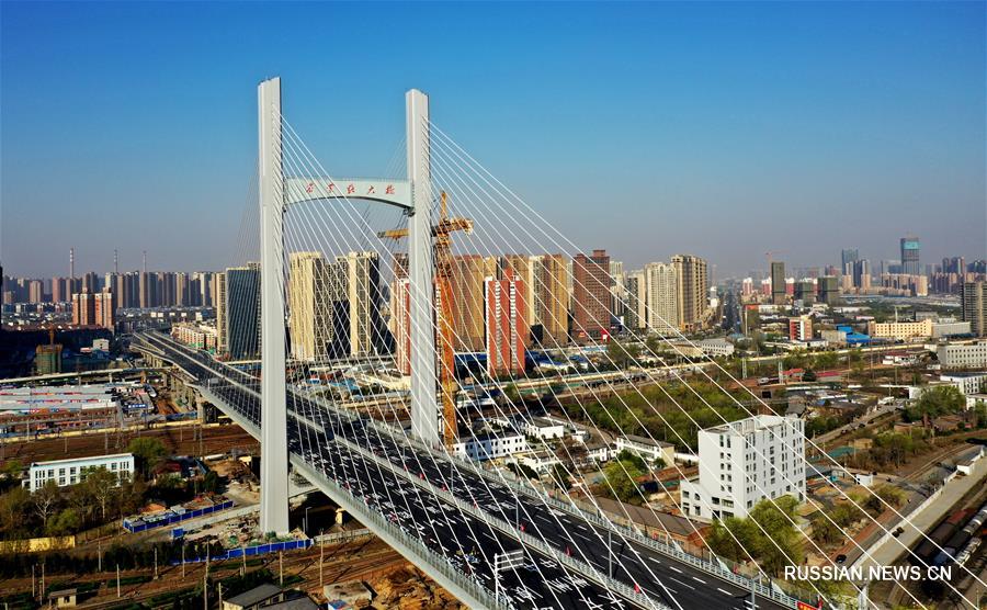 В Чжэнчжоу открылось движение автотранспорта по большому мосту Нунъелу