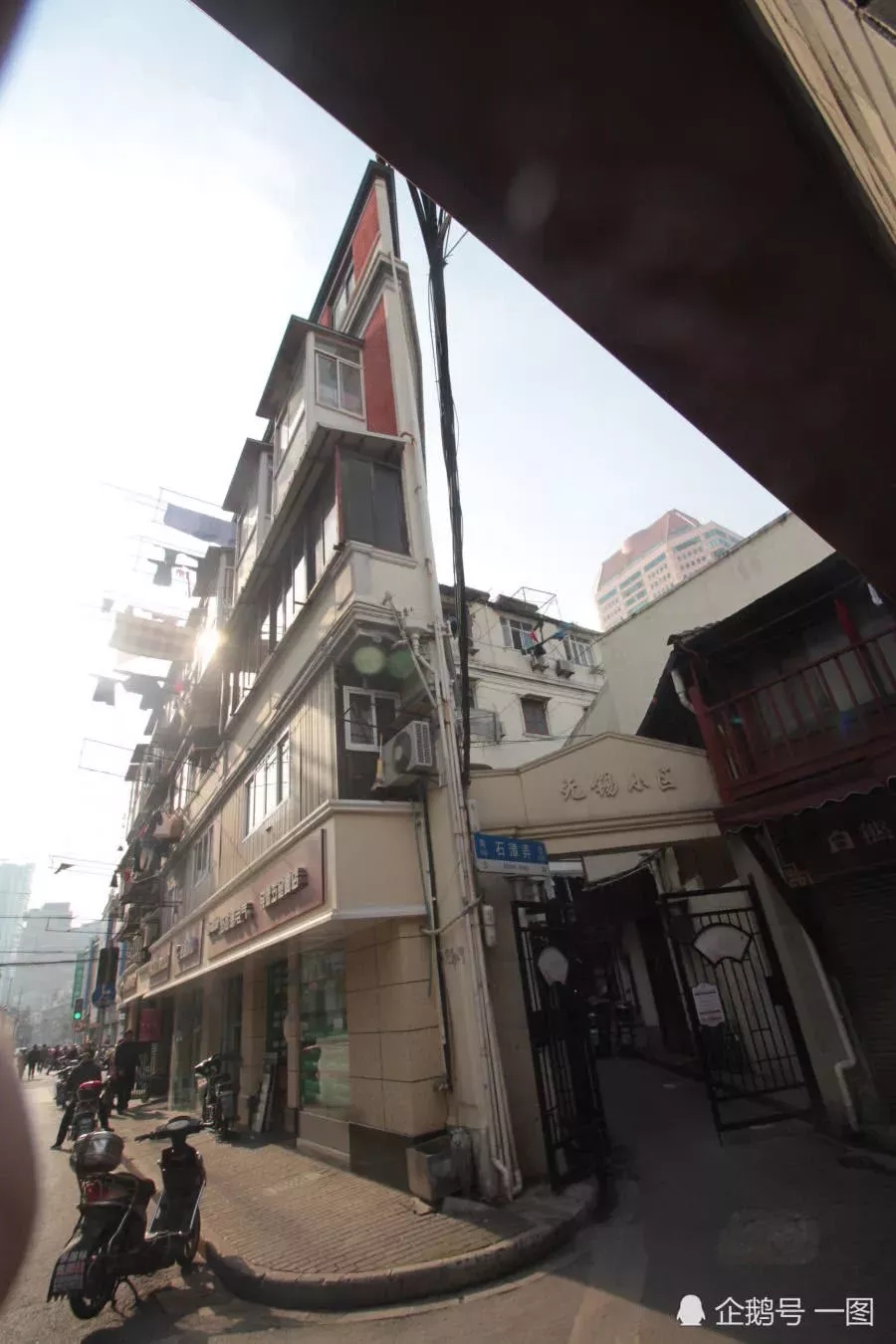 Самое тонкое здание в Шанхае стало известным в интернете